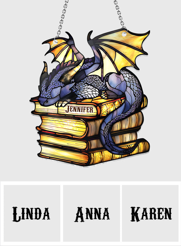 Je ne suis pas un rat de bibliothèque, je suis un dragon des livres ! - Attrape-soleil personnalisé à suspendre à la fenêtre en forme de livre 