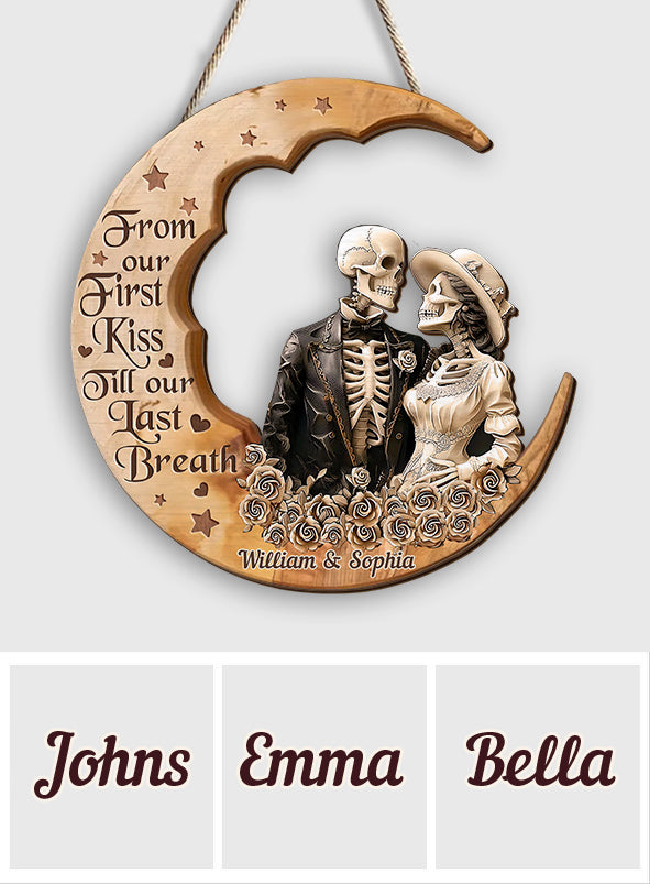Von unserem ersten Kuss – personalisiertes Totenkopf-Holzschild in individueller Form