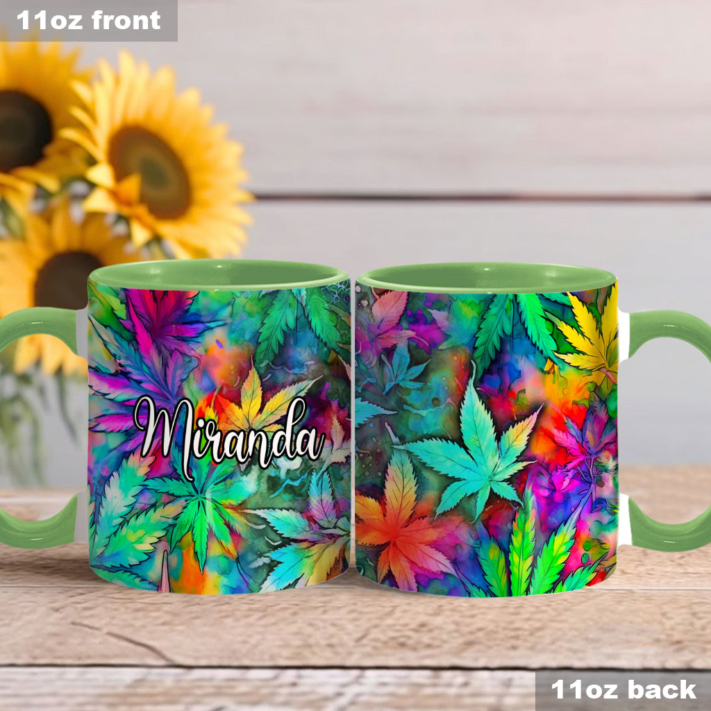 Personalisierter Becher mit Cannabis-Akzent in Form eines psychedelischen Marihuana-Blattes