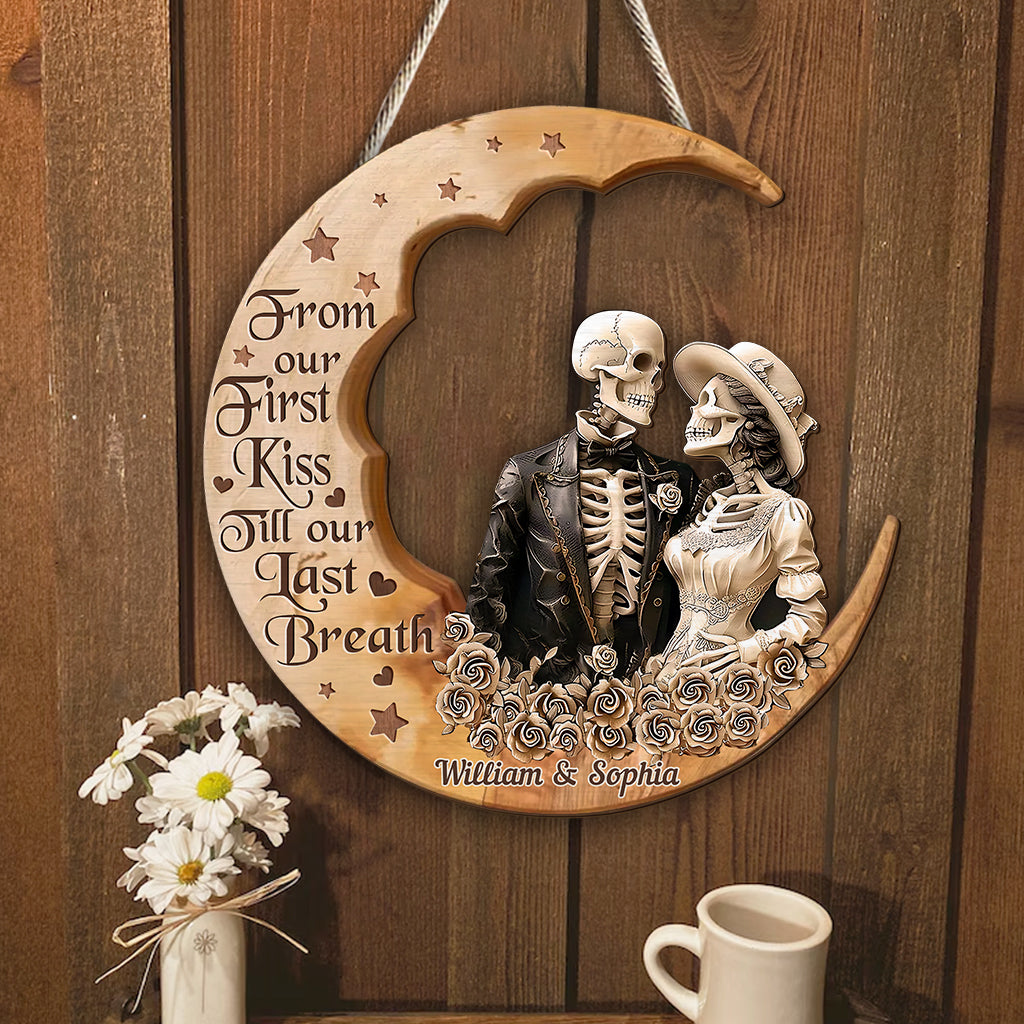 Von unserem ersten Kuss – personalisiertes Totenkopf-Holzschild in individueller Form