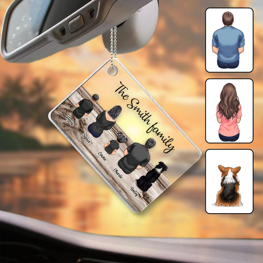 Famille assise de dos, vue rétro vintage sur un paysage de plage - Ornement de voiture transparent et personnalisé pour famille