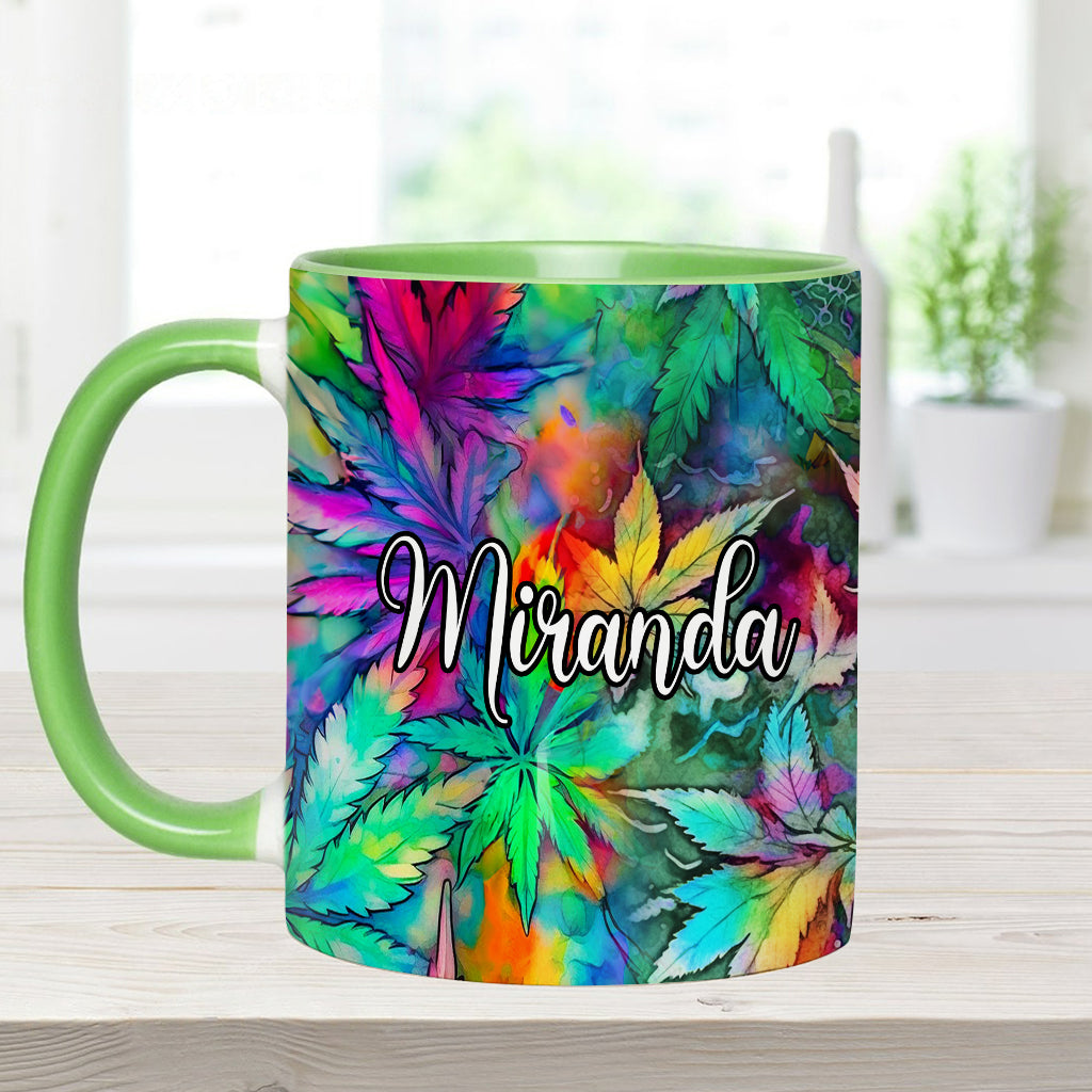 Personalisierter Becher mit Cannabis-Akzent in Form eines psychedelischen Marihuana-Blattes