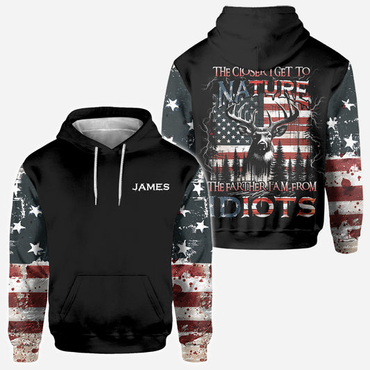 Plus je me rapproche de la nature, plus je deviens le père que je suis. T-shirt personnalisé « Chasse partout » de la série « Idiots ».