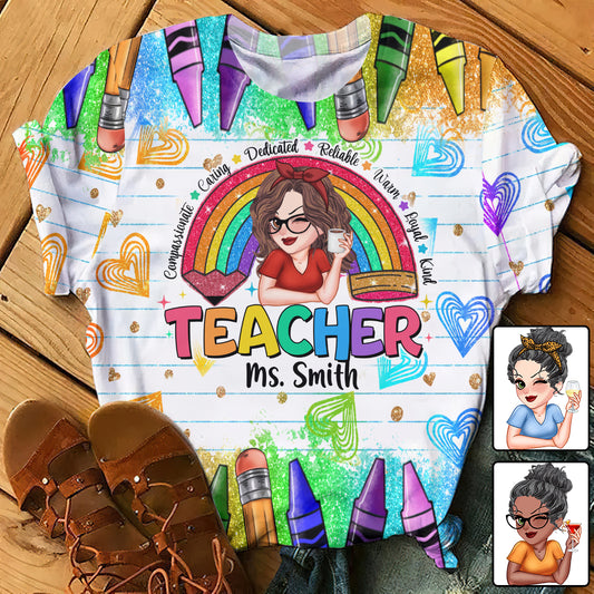 Lehrer-Klassenzimmer-Regenbogen - Personalisiertes Lehrer-T-Shirt mit Rundum-Aufdruck
