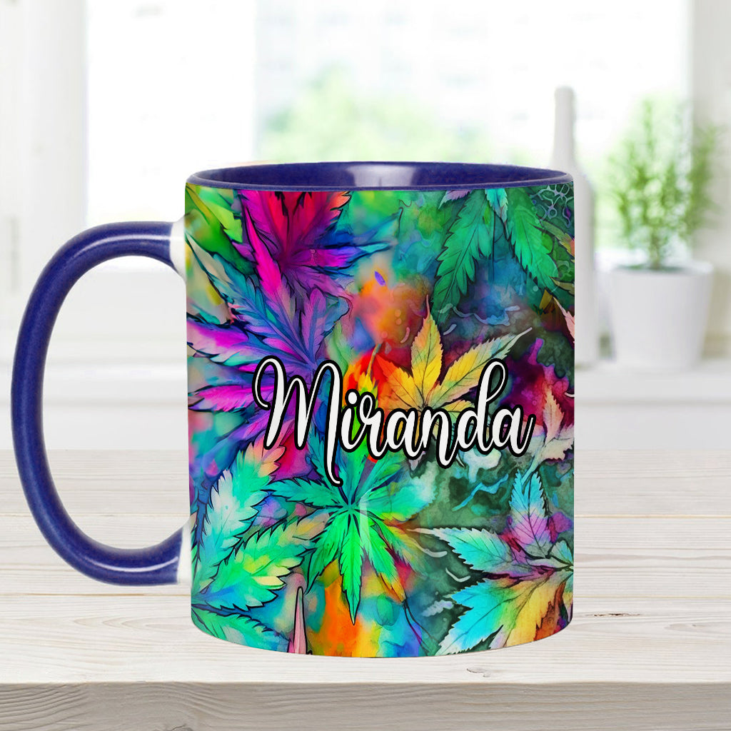 Personalisierter Becher mit Cannabis-Akzent in Form eines psychedelischen Marihuana-Blattes