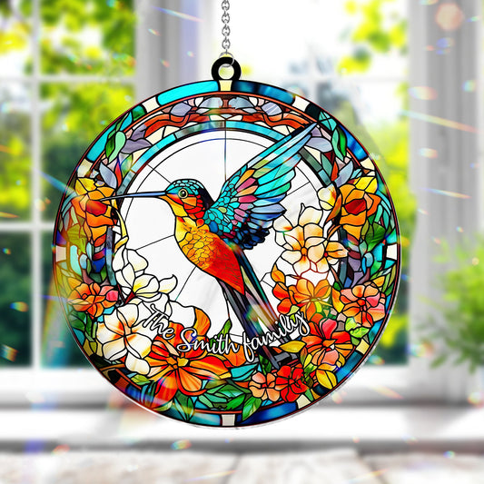Wunderschöner Kolibri, umgeben von Blumen – Personalisierter Kolibri-Fensterhänger als Sonnenfänger