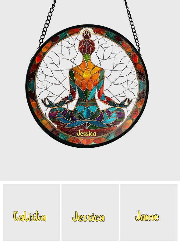 Siddhasana Achtsamkeit – Personalisierter Yoga-Glasfenster-Sonnenfänger