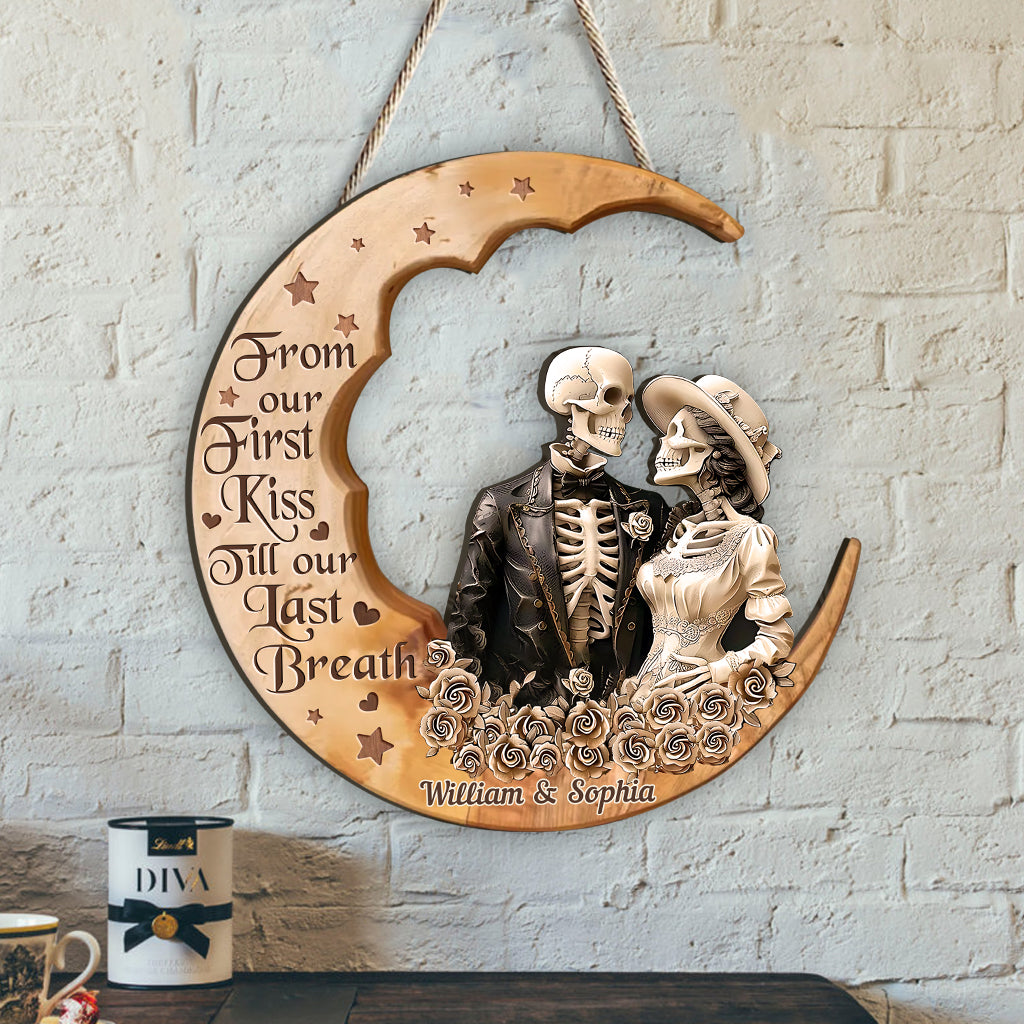 Von unserem ersten Kuss – personalisiertes Totenkopf-Holzschild in individueller Form