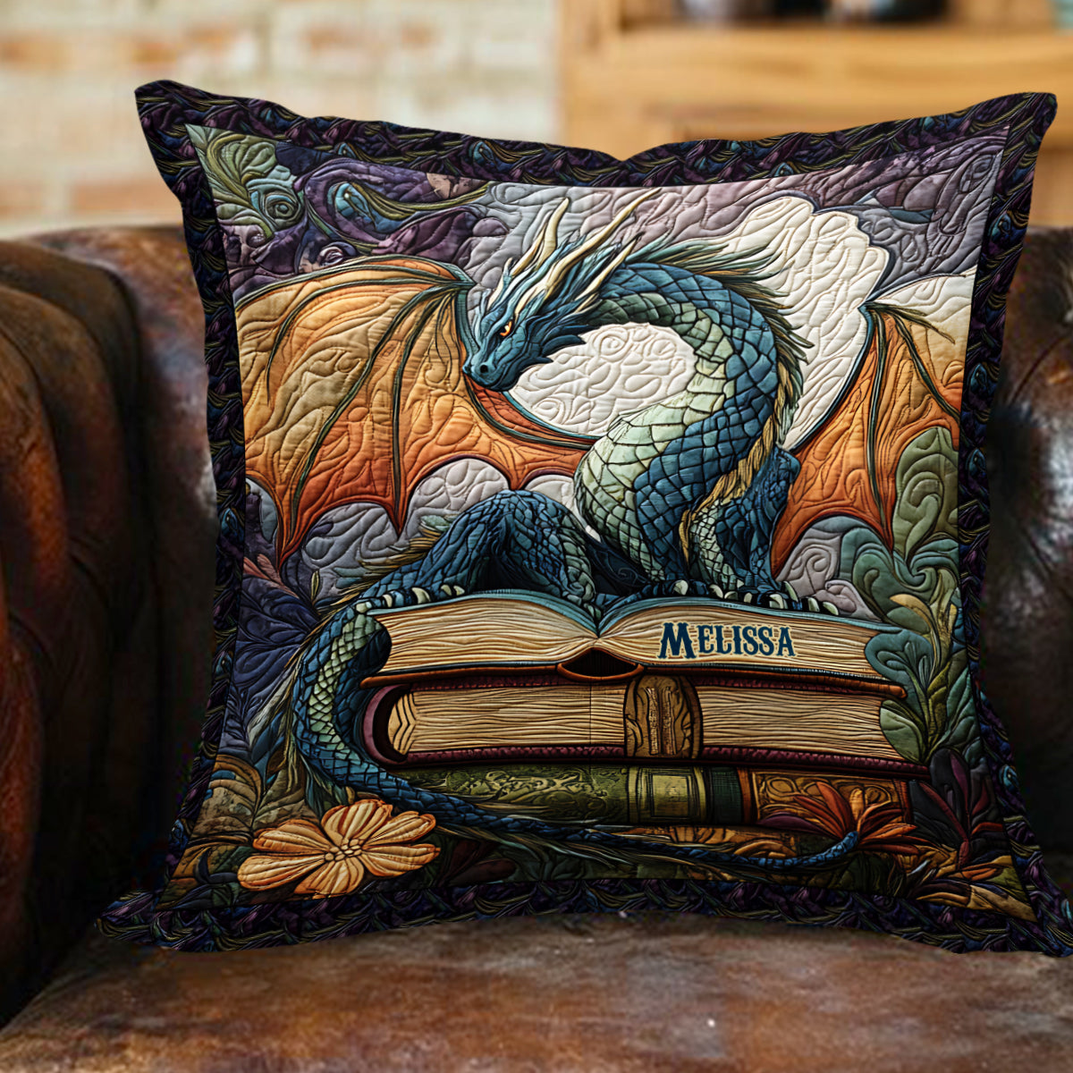 Je ne suis pas un rat de bibliothèque, je suis un dragon des livres - Coussin décoratif personnalisé en forme de livre