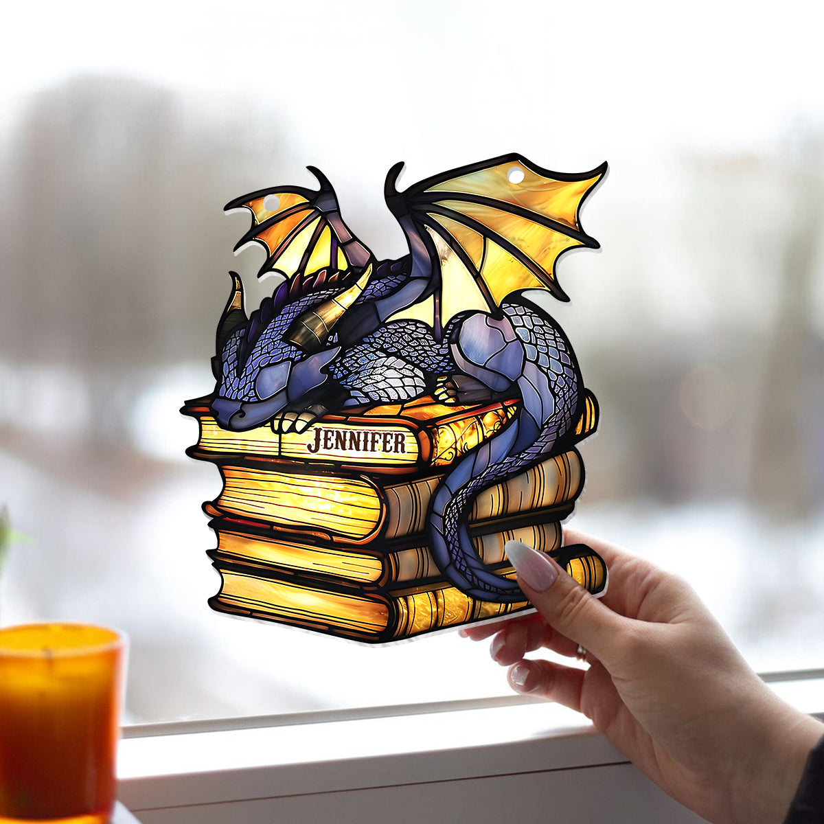Je ne suis pas un rat de bibliothèque, je suis un dragon des livres ! - Attrape-soleil personnalisé à suspendre à la fenêtre en forme de livre 