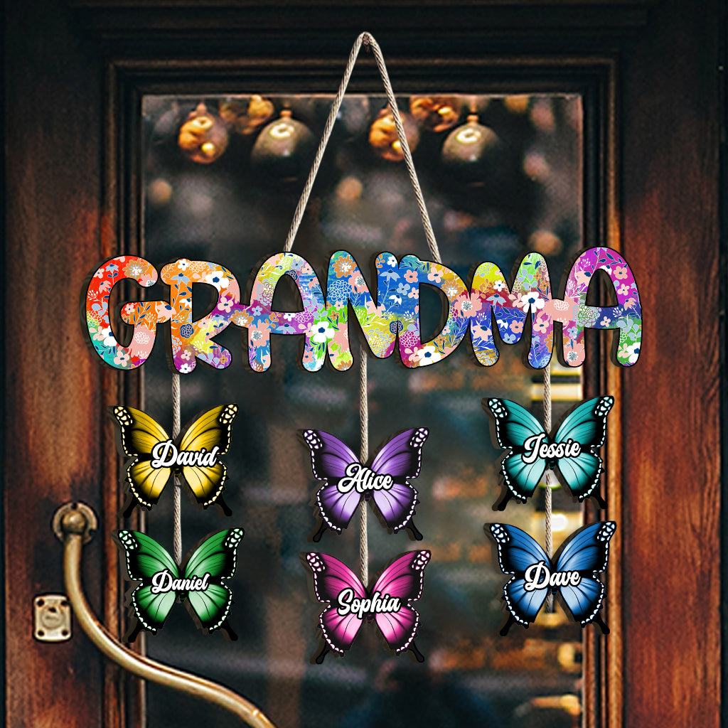 „Oma und Kinder Schmetterling“ – Individuell gestalteter Titel – Personalisiertes Oma-Schild aus Palettenholz