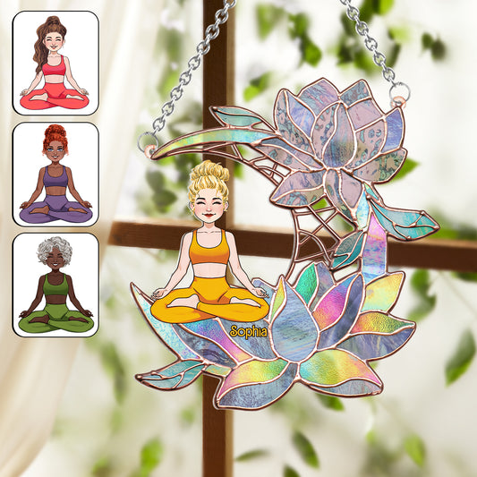 Yoga-Mädchen auf Lotusmond – Personalisierter Yoga-Fensterhänger als Sonnenfänger 