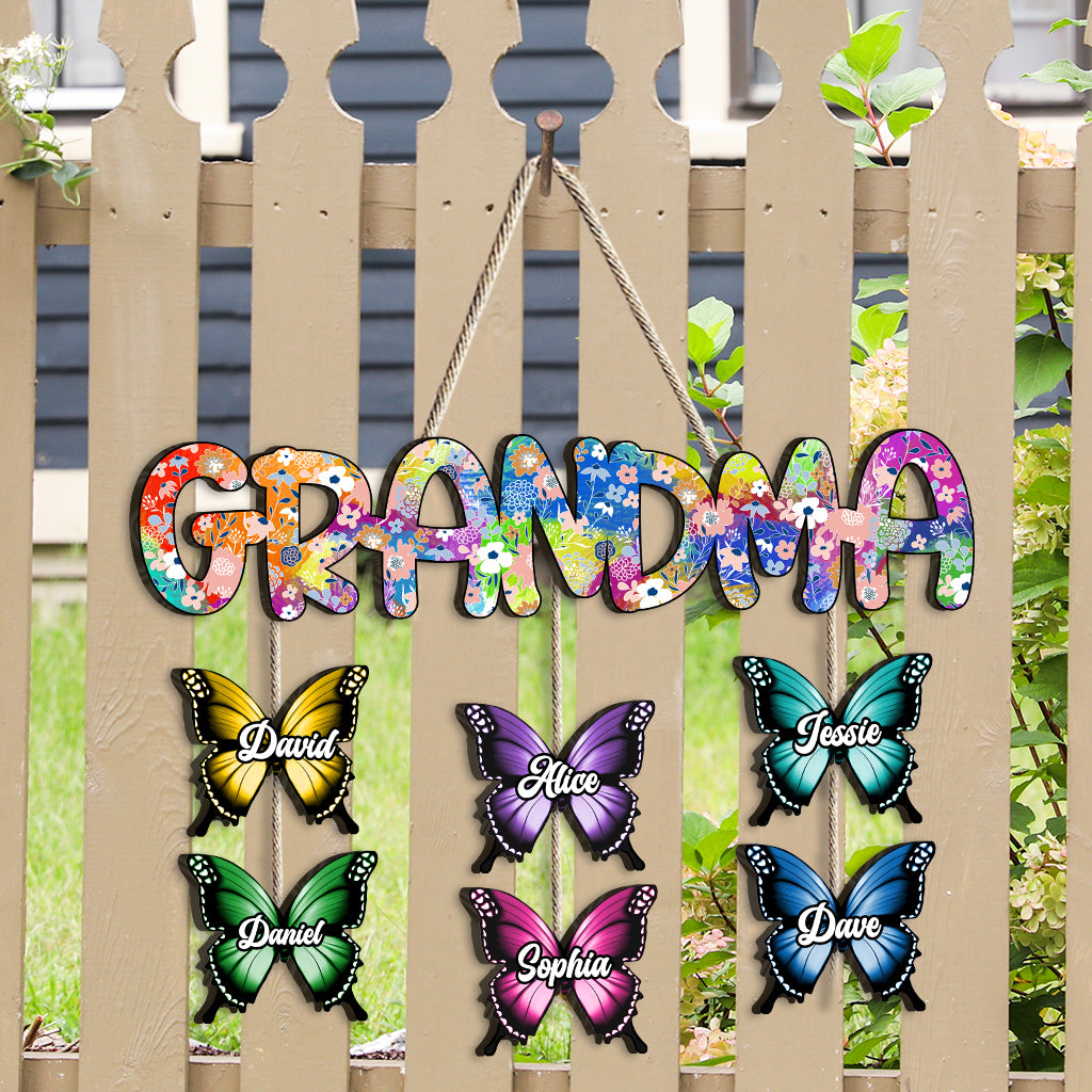 „Oma und Kinder Schmetterling“ – Individuell gestalteter Titel – Personalisiertes Oma-Schild aus Palettenholz