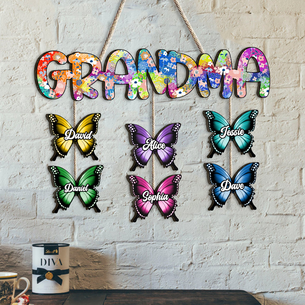 „Oma und Kinder Schmetterling“ – Individuell gestalteter Titel – Personalisiertes Oma-Schild aus Palettenholz