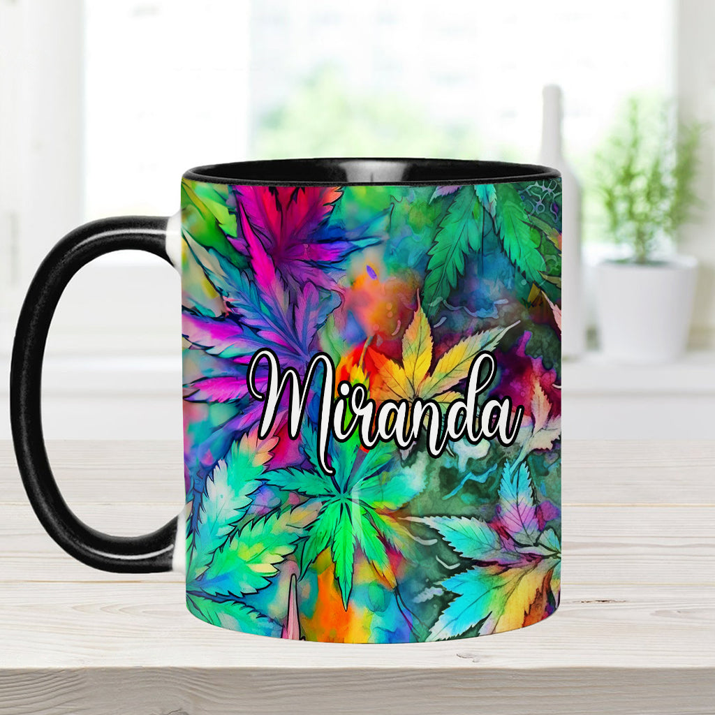 Personalisierter Becher mit Cannabis-Akzent in Form eines psychedelischen Marihuana-Blattes