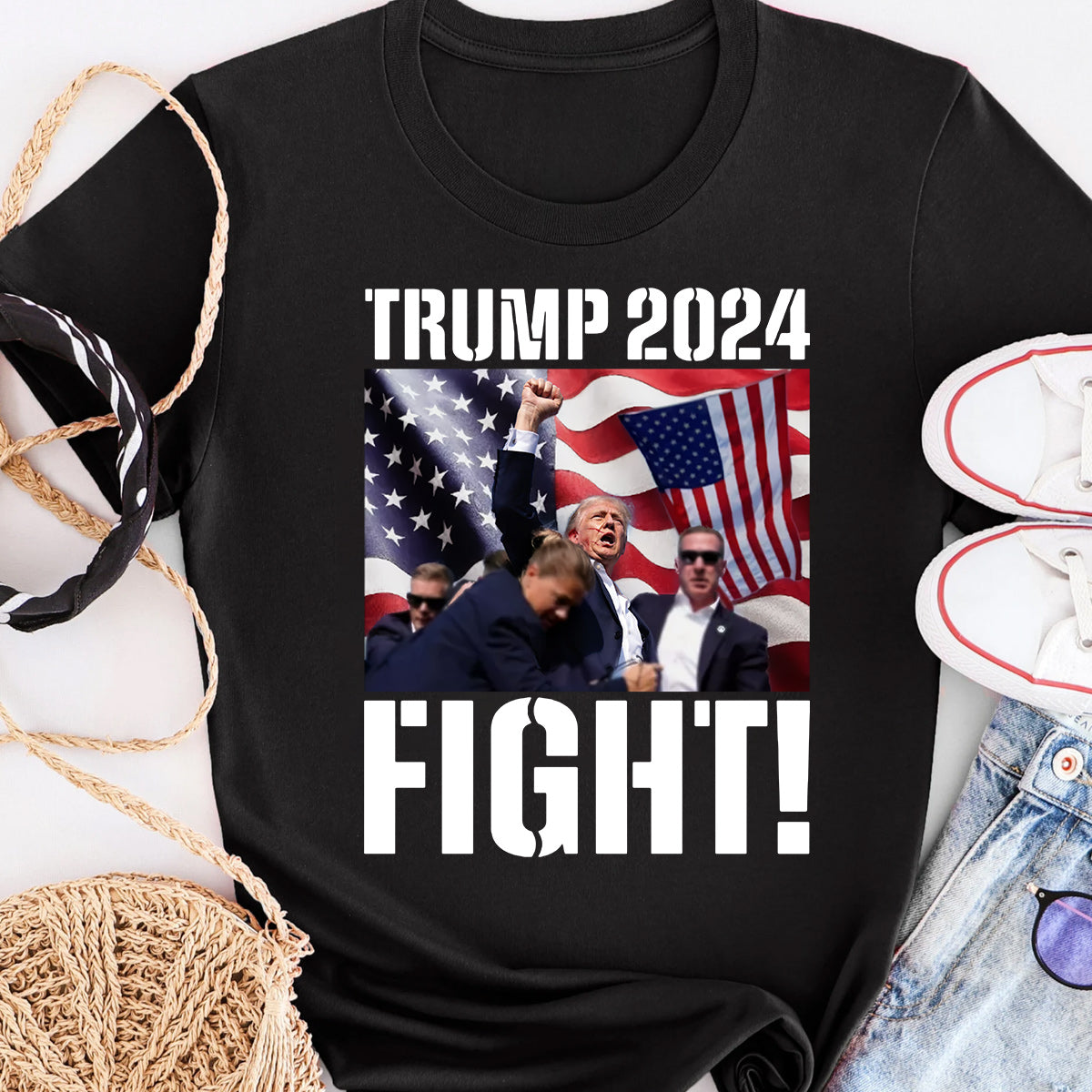 Trump 2024 Flug! T-Shirt B Donald Trump Trotzig 2024 MAGA unbesiegbar
 T-Shirt & Hoodie