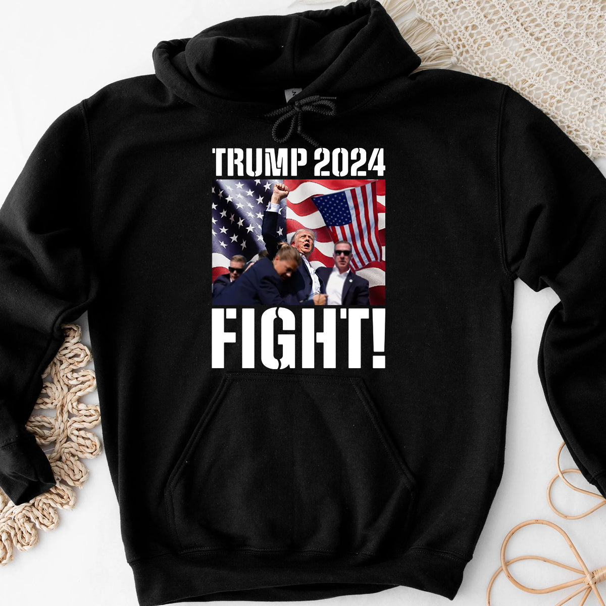 Trump 2024 Flug! T-Shirt B Donald Trump Trotzig 2024 MAGA unbesiegbar
 T-Shirt & Hoodie