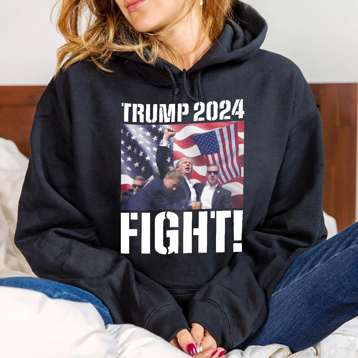Trump 2024 Flug! T-Shirt B Donald Trump Trotzig 2024 MAGA unbesiegbar
 T-Shirt & Hoodie