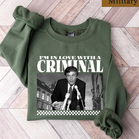 Ich bin in einen kriminellen Trump-Anhänger verliebt – T-Shirt, sarkastisches Donald-Trump-Shirt, lustiges Trump-2024-Shirt, Geschenke für Republikaner, Wahl-Shirt für Damen (T-Shirt & Hoodie)