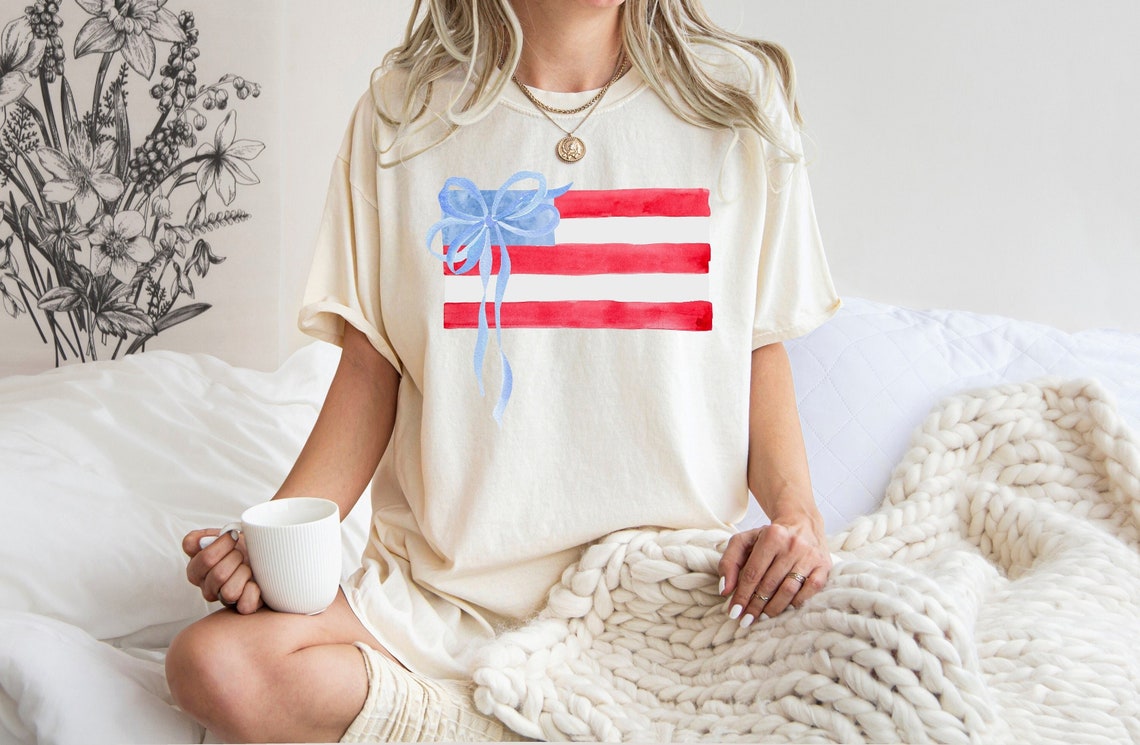 Coquette 4th of July Shirt, American Flag Shirt, USA T-Shirt, Damenshirt, Retro 4th of July Shirt, Trendy Summer Shirts, Coquette Bow Tee T-Shirt & Hoodie
