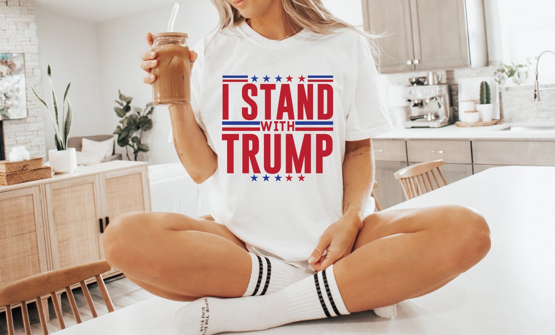 Trump-Shirt 2024, Ich stehe zu Trump, Trump-Shirt, Wahl-Shirt 2024, Rückwärts-Shirt
 T-Shirt & Hoodie