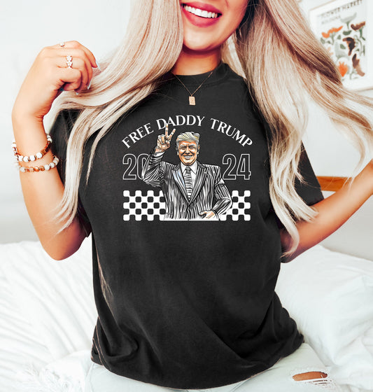 Gratis „Daddy Trump 2024“-Shirt, Trump-Daddy-Shirt, lustiges Trump-Shirt, republikanisches T-Shirt, Trump-2024-Shirt, politisches Shirt, Geschenk-T-Shirt & Hoodie für Trump-Fans