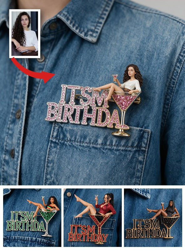 Es ist mein Geburtstag - Personalisierte 3D-Relief-Emailleschließe mit einer Frau mit lockigem Haar