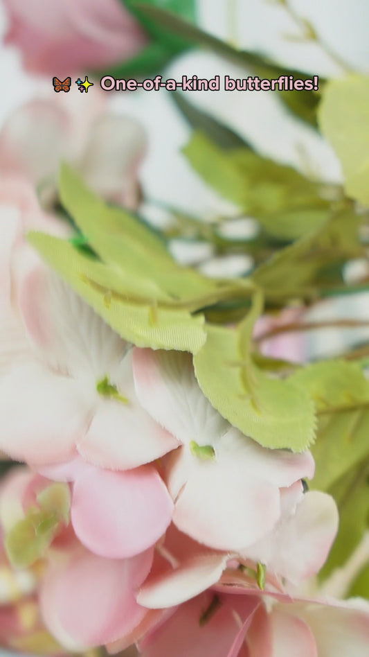Personalisierte Tasse mit Schmetterlingsmotiv und rosa Blumenmuster