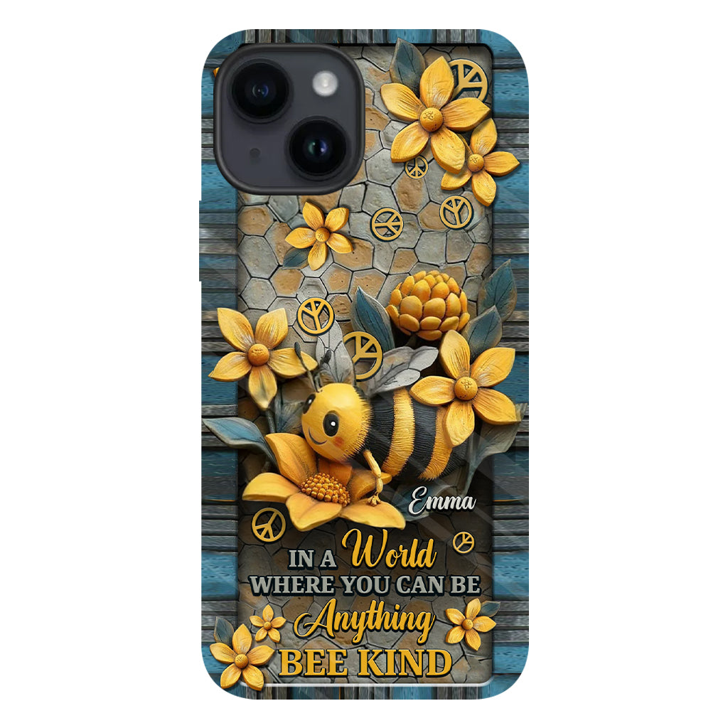 In einer Welt, in der du alles sein kannst, sei freundlich – Personalisierte Handyhülle mit Hippie-Print