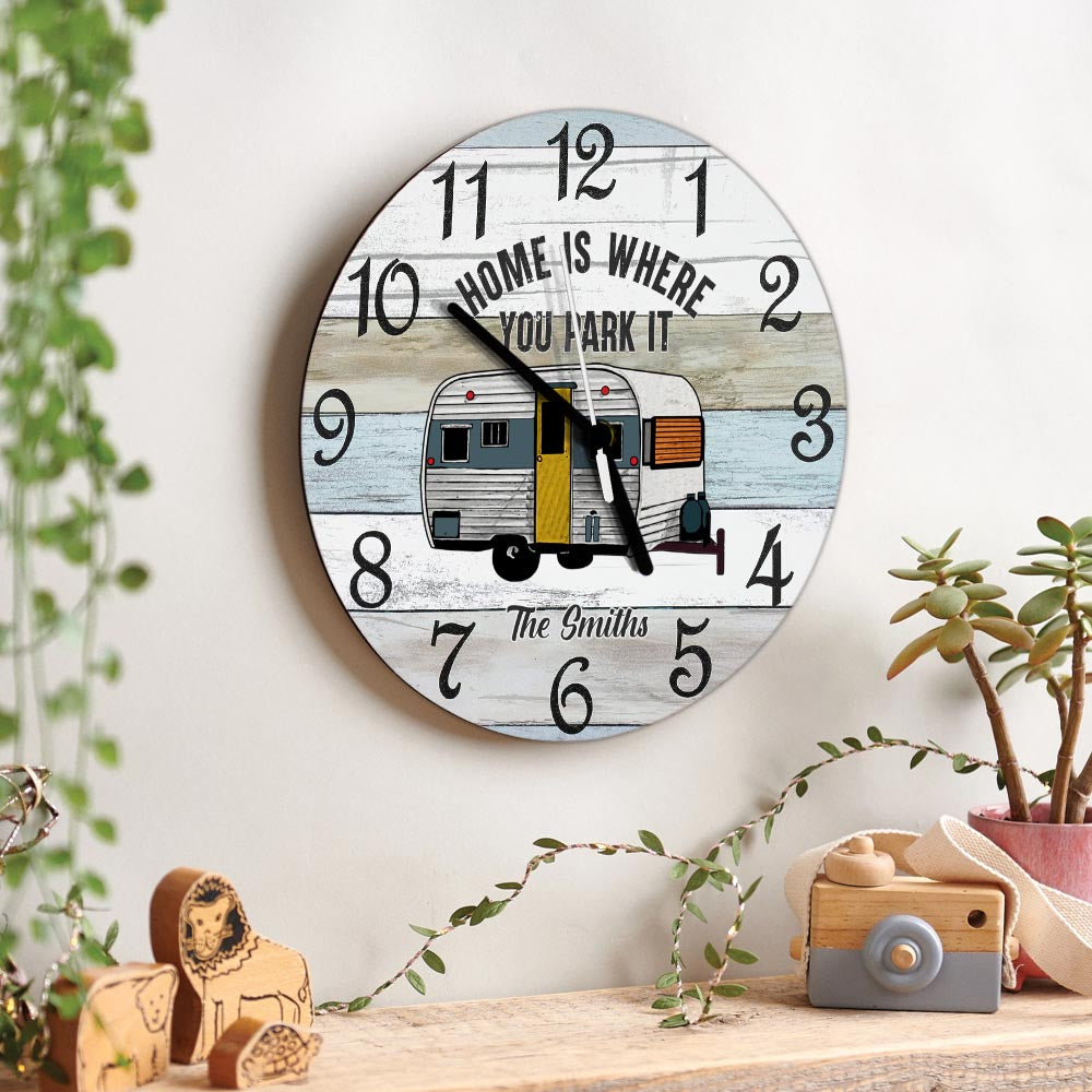 Zuhause ist, wo du parkst – Personalisierte Camping-Wanduhr