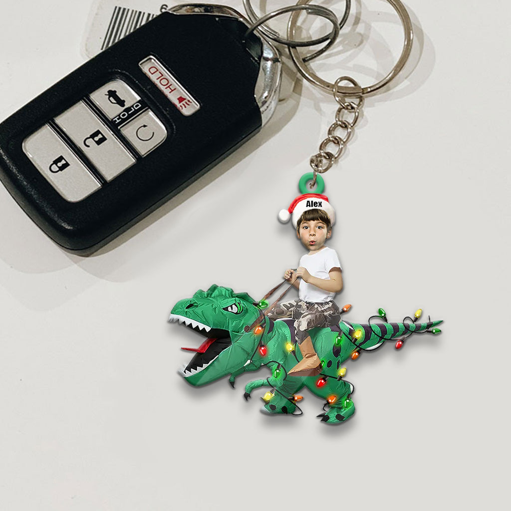 Niedliches Kind reitet auf dem Dinosaurier - Personalisierter Kinder-Schlüsselanhänger