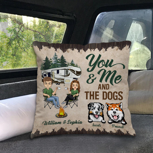 Coussin décoratif de camping personnalisé pour couples « Toi, moi et les chiens »