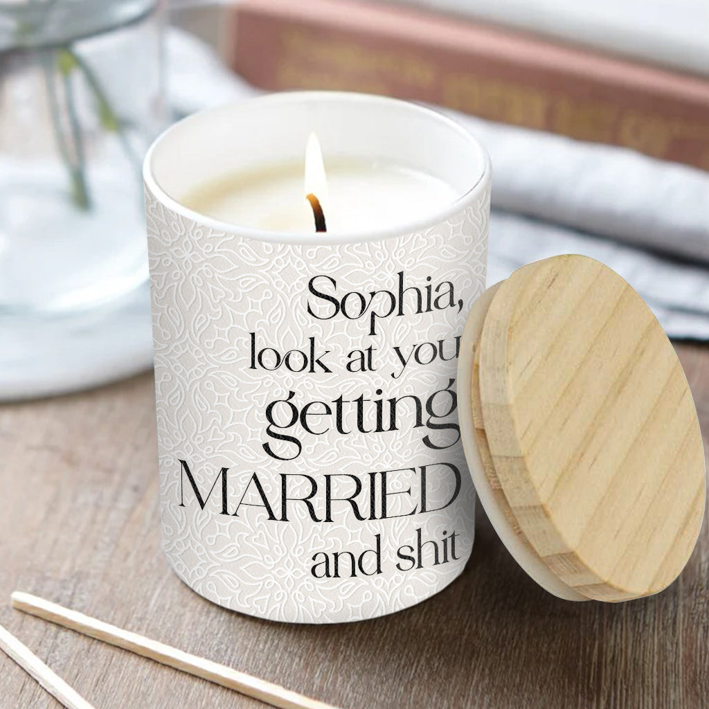 „Schau, wie du heiratest!“ – Hochzeitsgeschenk für Braut und Bräutigam – Personalisierte Kerze mit Holzdeckel