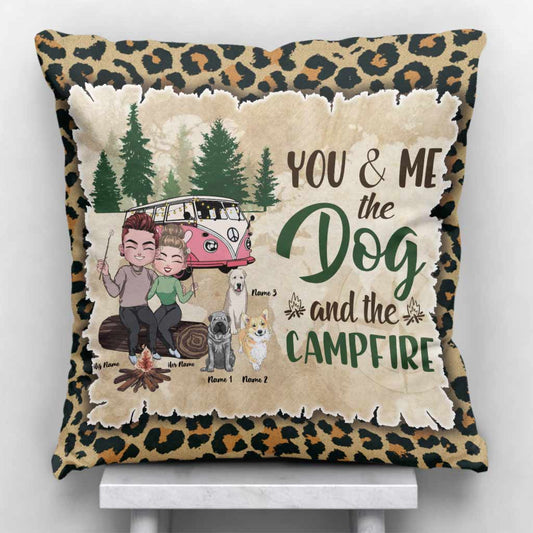 Du und ich und die Hunde und das Lagerfeuer – personalisiertes Camping-Dekokissen
