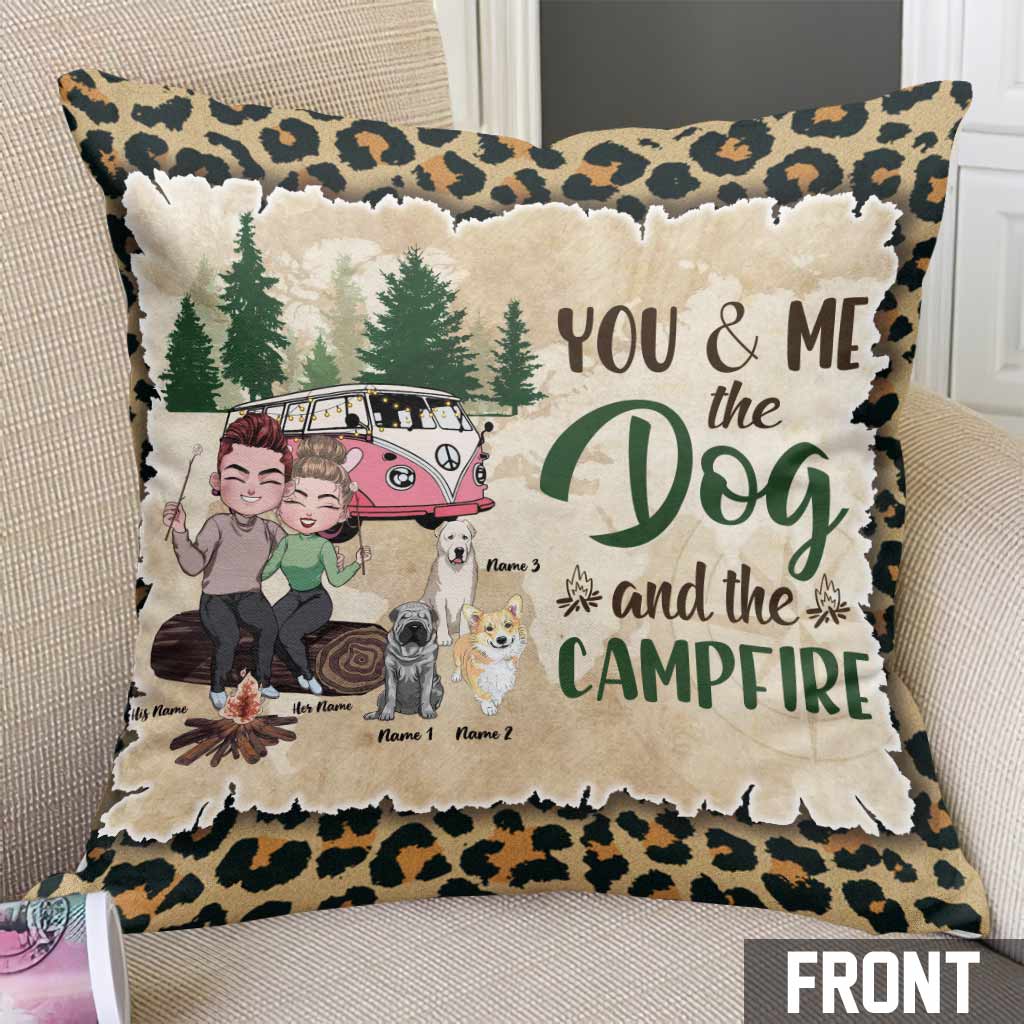 Du und ich und die Hunde und das Lagerfeuer – personalisiertes Camping-Dekokissen