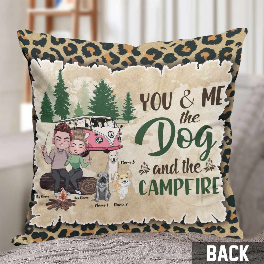 Du und ich und die Hunde und das Lagerfeuer – personalisiertes Camping-Dekokissen