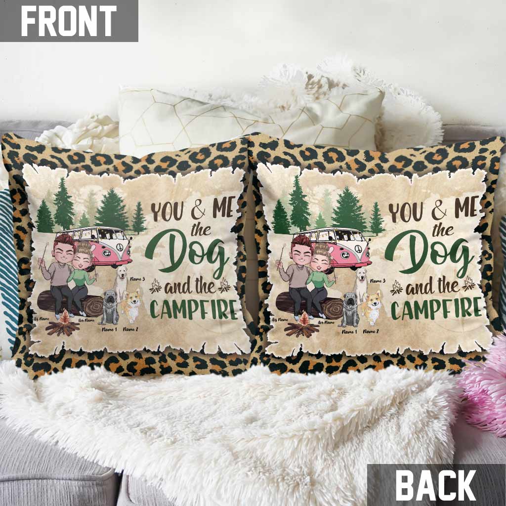 Du und ich und die Hunde und das Lagerfeuer – personalisiertes Camping-Dekokissen