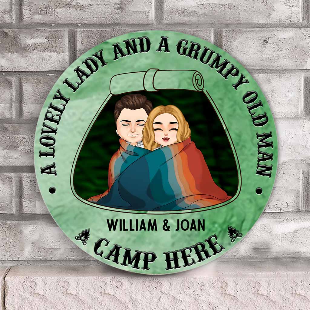 Une charmante dame et un vieux grincheux campent ici - Panneau rond en bois personnalisé pour couple
