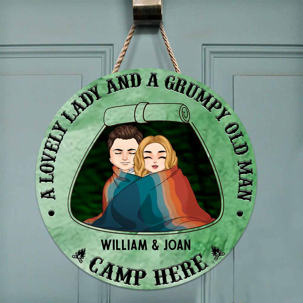 Une charmante dame et un vieux grincheux campent ici - Panneau rond en bois personnalisé pour couple