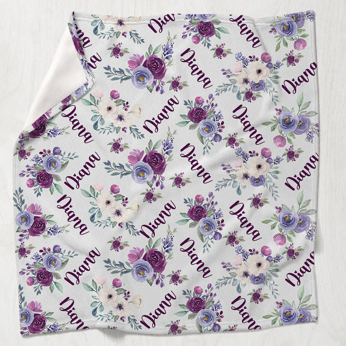 Personalisierte Decke mit lila Blumen und individuellem Namen – für die beste Freundin