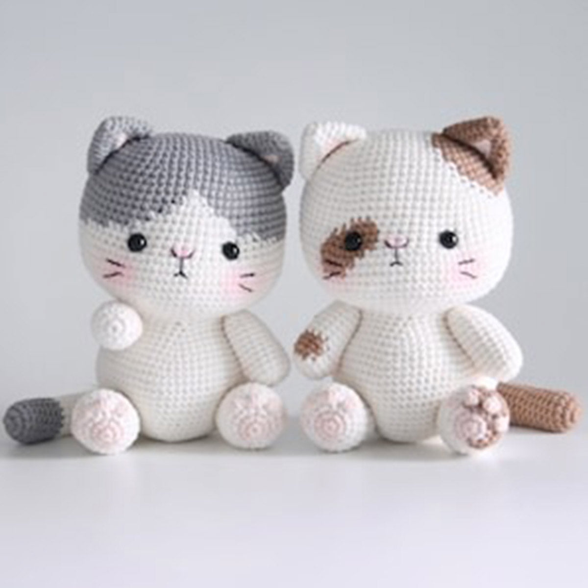 Gehäkelte Amigurumi-Katze – Geschenk für Katzenliebhaber – Personalisierte handgestrickte Puppe