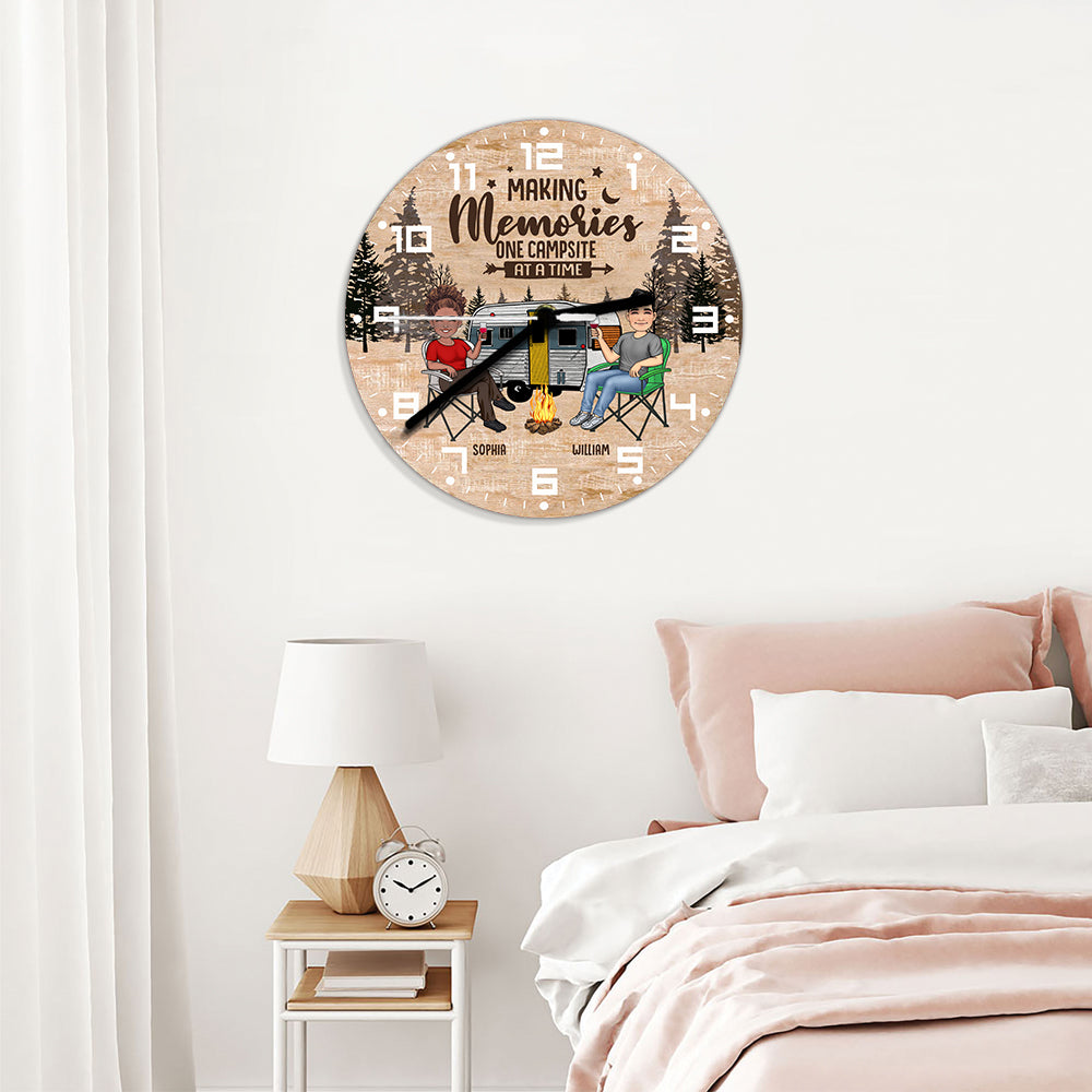 Happy Camper – Personalisierte Camping-Wanduhr