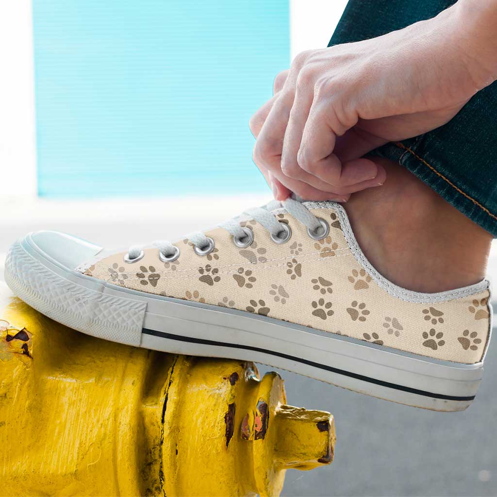 Diejenigen, die wir lieben, gehen nicht weg – personalisierte Hundeschuhe (niedriger Schaft).