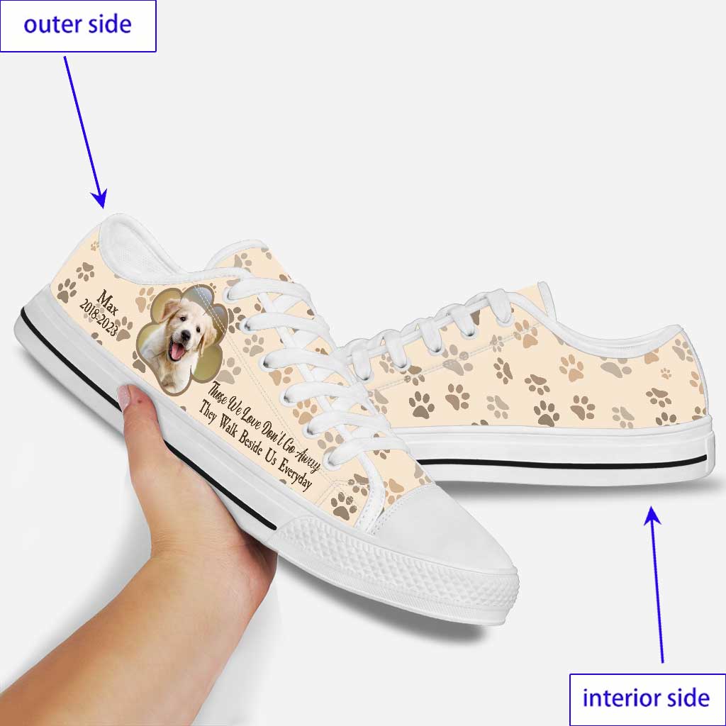Diejenigen, die wir lieben, gehen nicht weg – personalisierte Hundeschuhe (niedriger Schaft).