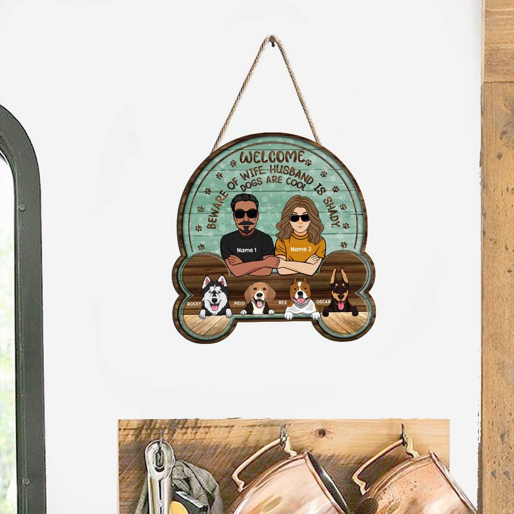 Willkommen! Achtung, Besitzer! - Personalisiertes Weihnachtsschild aus Holz für Hunde