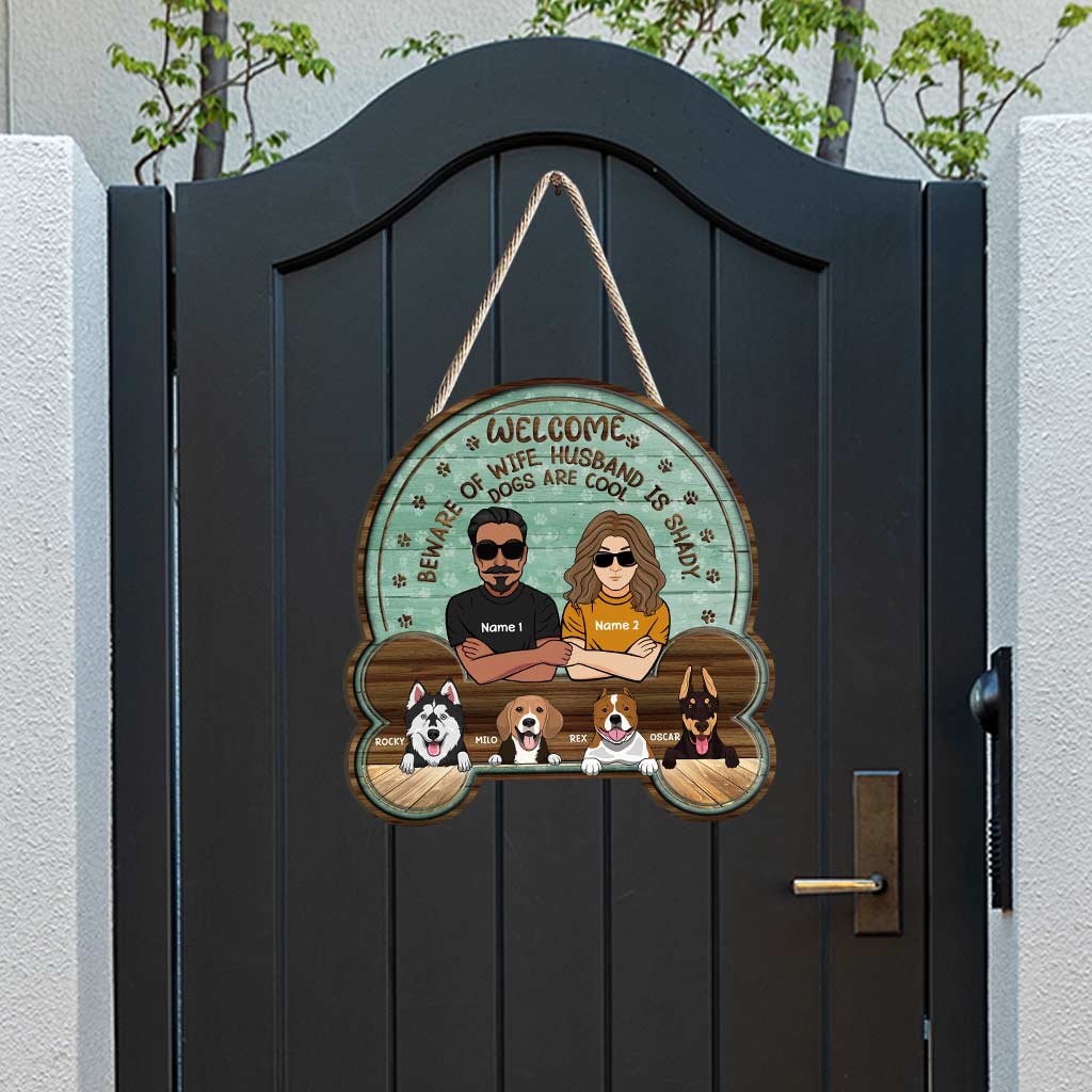 Willkommen! Achtung, Besitzer! - Personalisiertes Weihnachtsschild aus Holz für Hunde