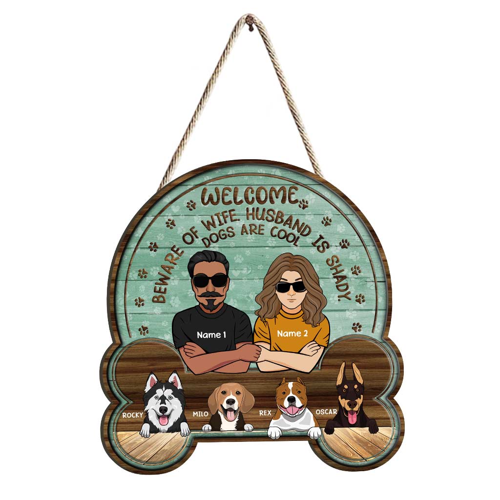 Willkommen! Achtung, Besitzer! - Personalisiertes Weihnachtsschild aus Holz für Hunde