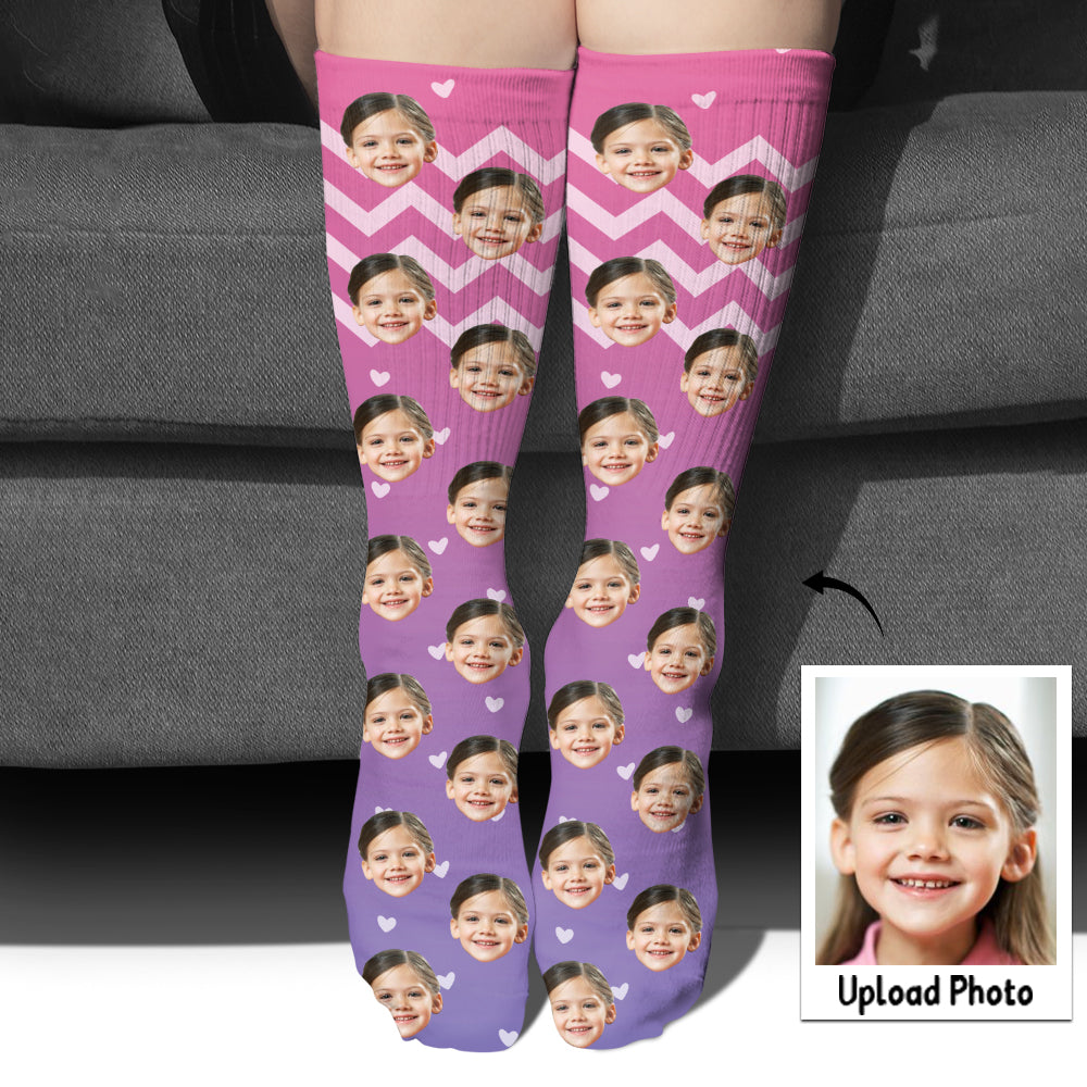 Individuell gestaltete Socken mit lila Gesichtsmuster – personalisierte Socken für die Enkelin