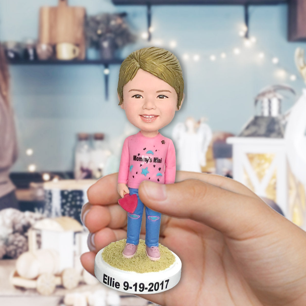 Individuell gestaltete Figur – personalisierte Wackelkopffigur für die Enkelin