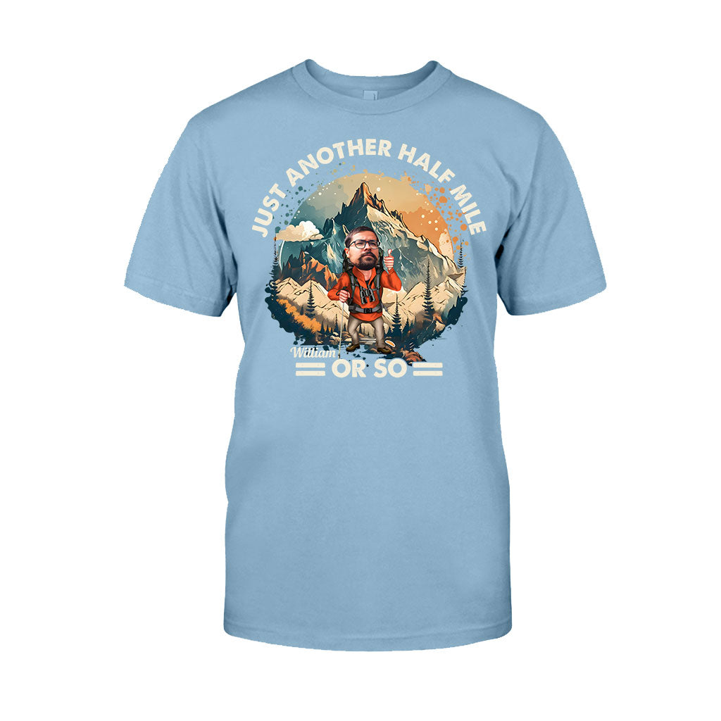 Nur noch etwa eine halbe Meile – personalisiertes Wander-T-Shirt und Hoodie